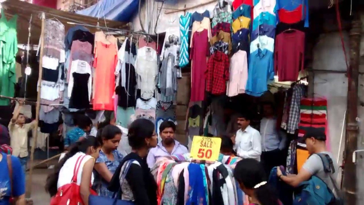 रिपब्लिक डे की शॉपिंग करते लोग