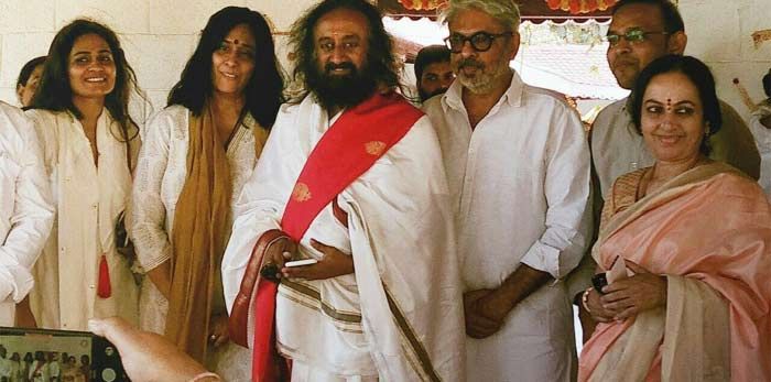 श्री श्री ने कहा कि उनको फिल्म बड़ी सही लगी. पसंद आई. और विवाद जैसी कोई बात भी नजर नहीं आई.