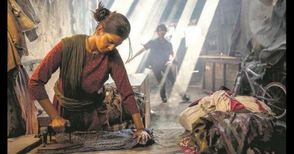फिल्म के एक सीन में ईशान और मालविका.