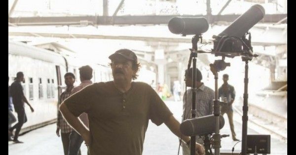 'बियॉन्द द क्लाउड्स' के सेट पर फिल्म के डायरेक्टर माजिद मजीदी.