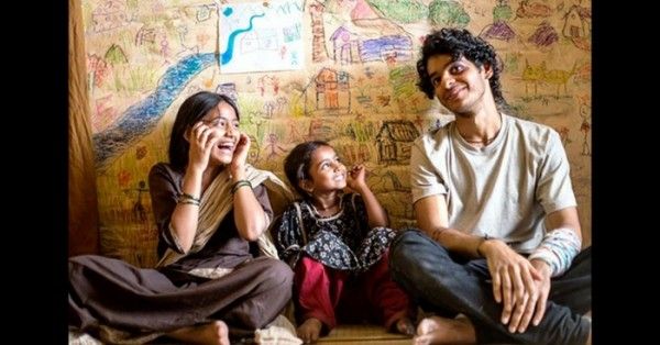 'बियॉन्ड द क्लाउड्स' का एक दृश्य.