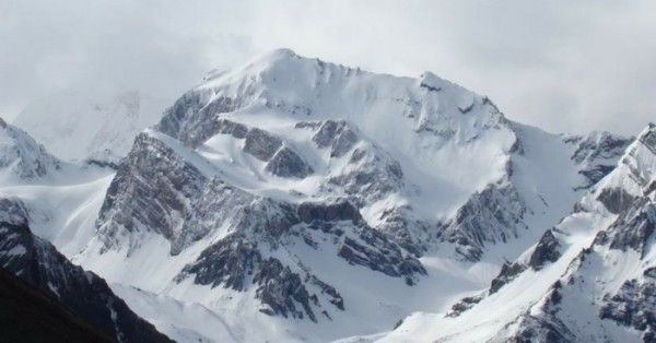 बर्फबारी के बाद ढंकी ऊं की आकृति.