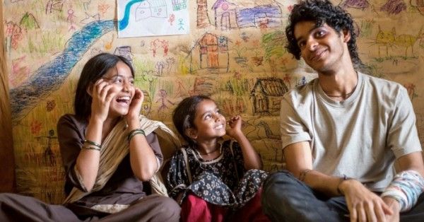 'बियॉन्ड द क्लाउड' के एक सीन में ईशान.