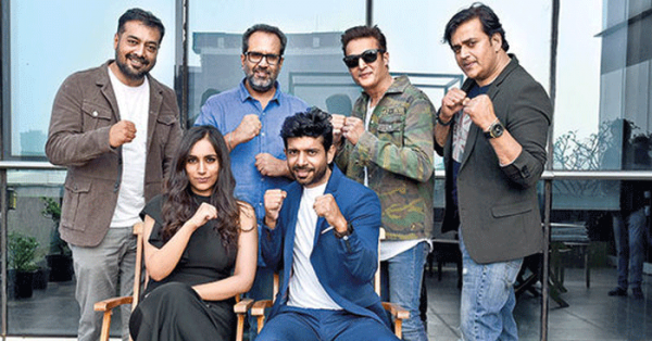 'मुक्काबाज़' की पूरी टीम. डायरेक्टर अनुराग कश्यप, प्रड्यूसर आनंद एल रॉय, एक्टर जिमी शेरगिल और रवि किशन (ऊपर खड़े हुए, बाएं से दाएं). लीड एक्टर ज़ोया हुसैन और विनीत सिंह (बैठे हुए).