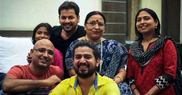 अपनी क्रिएटिव टीम के साथ शारदा