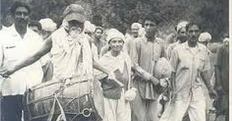 भूदान आंदोलन के दौरान विनोबा भावे (ढोल बजाते हुए)