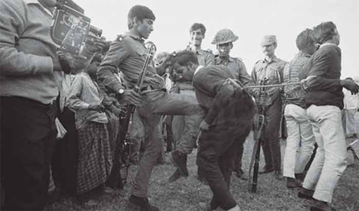 ये तस्वीर 1971 की है. पाकिस्तानी सेना के जवान मुक्तिवाहिनी के लड़ाकों को पीट रही है (फोटो: Mujibnagar website)