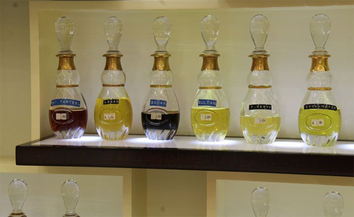 मस्कट के ग्रैंड मॉल में बिक्री के लिए रखा अजमल परफ्यूम. 