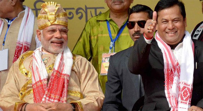 प्रधानमंत्री नरेंद्र मोदी के साथ असम के मुख्यमंत्री सर्वानंद सोनोवाल. सोनोवाल छात्र राजनीति के दौर से ही अवैध बांग्लादेशी शरणार्थियों को असम से निकालने के लिए संघर्ष कर रहे हैं. 