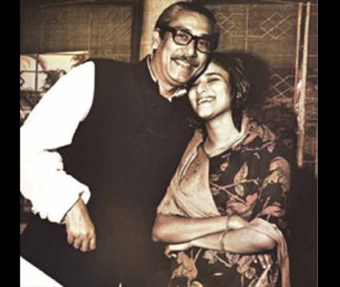 पिता शेख मुजीर्बुरहमान के साथ हसीना. जिस वक्त शेख साहब की हत्या हुई, उस समय हसीना जर्मनी में थीं.