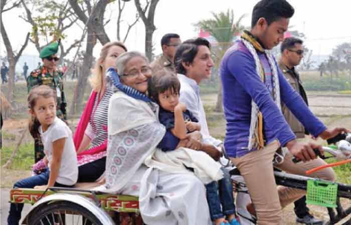 शेख हसीना सेक्युलर हैं. ये ही उनकी राजनीति भी है. खालिदा का झुकाव इस्लामिक राजनीति की ओर है. कट्टरपंथी हैं.