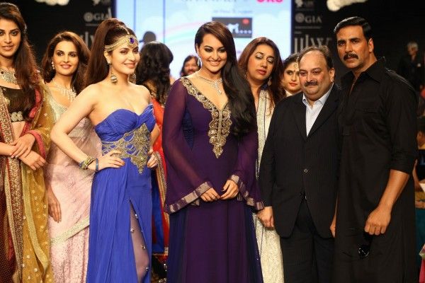 मेहुल चोकसी ने अपने गीतांजलि ब्रैंड के साथ 60-70 लग्जरी जूलरी ब्रैंड्स खड़े किए. सबके लिए बड़े सिलेब्रिटीज का चेहरा चुना. तस्वीर 2013 में चोकसी के एक कार्यक्रम की है.