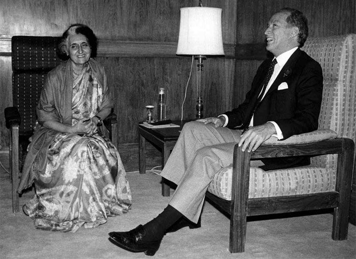 पियरे ट्रूडो बेहद सख्त अंदाज वाले थे. ये तस्वीर उस समय की है, जब पियरे भारत दौरे पर आए थे. तस्वीर में उनके साथ हैं तत्कालीन प्रधानमंत्री इंदिरा गांधी. 