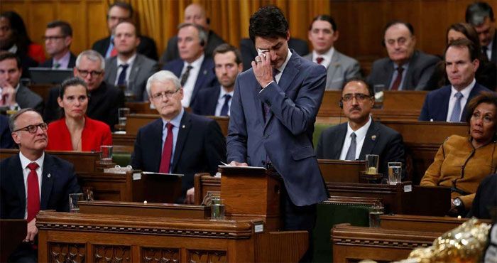 आपने किसी प्रधानमंत्री को समलैंगिकों की परेड में शामिल होते देखा है? पूरे इंद्रधनुषी कपड़े पहनकर नाचते देखा है? जस्टिन ट्रूडो ऐसा करते हैं. ये तस्वीर कनाडा के संसद की है, जब वो समलैंगिक समुदाय के साथ होने वाले सरकारी भेदभाव के लिए माफी मांगते हुए रोने लगे.