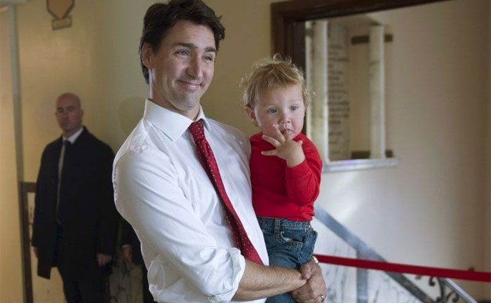 आलोचनाओं से परे कोई नहीं होता. जस्टिन ट्रूडो में भी कमियां हैं. मगर कई बातें बहुत शानदार हैं उनमें. उन्हें देखकर लगता है कि नेता इतने सामान्य और इंसानी होने लगें, तो आधी से ज्यादा दिक्कतें यूं ही खत्म हो जाएंगी. 