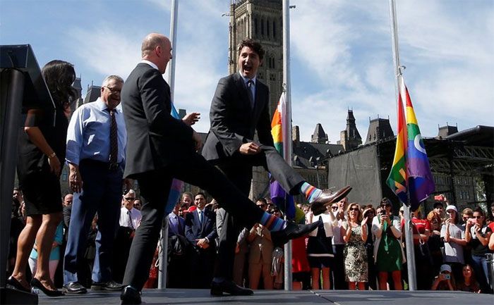 हमने बस तस्वीर दिखाई है. याद करने का काम आपका है. कि आपने कब किसी नेता को इतने हल्के-फुल्के अंदाज में आम इंसानों जैसी मस्ती करते देखा था. और ऐसा भी नहीं कि इस तरह बर्ताव करने वाला इंसान अपनी जिम्मेदारियों के लिए गंभीर न हो. 