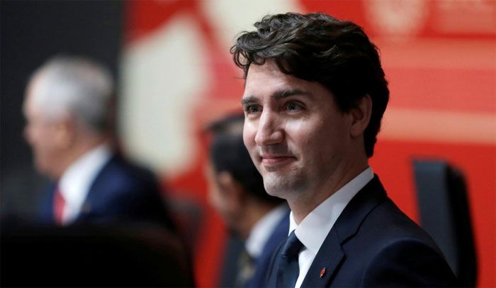 जस्टिन ट्रूडो का अनौपचारिक अंदाज उन्हें इतना लोकप्रिय बनाता है. जब कोई PM किसी अजनबी का हाथ पकड़कर सड़क पार कराए, एलिवेटर पर चढ़ने में मदद करे तो आप कैसे उससे प्यार नहीं करेंगे.