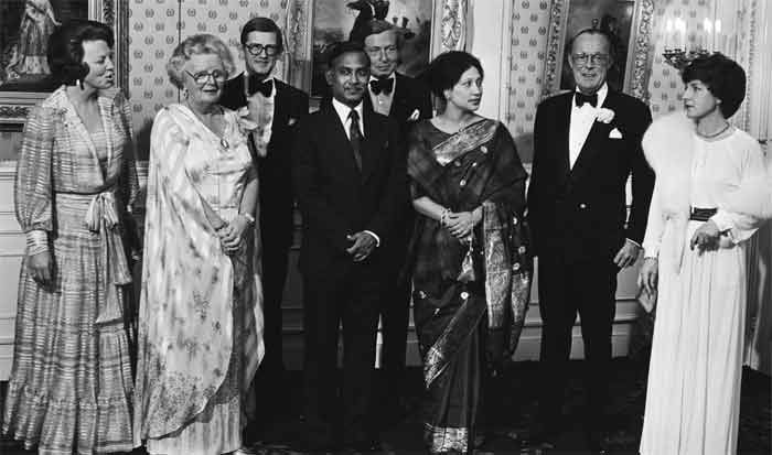 पति जियाउर रहमान के साथ तस्वीर में हैं खालिदा जिया. शेख मुजीर्बुरहमान की हत्या के बाद जिया का कद बढ़ा और दो साल के भीतर ही वो राष्ट्रपति बन गए.