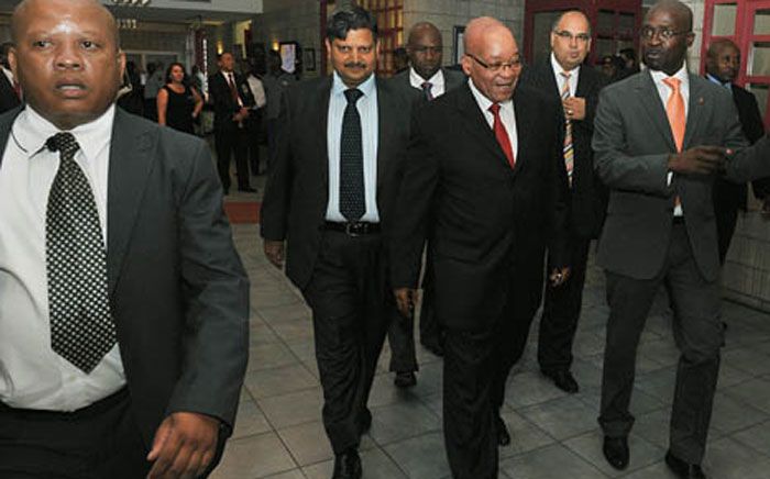 जब जैकब जुमा विदेशी दौरों पर जाते, तो गुप्ता ब्रदर्स भी उनके साथ होते. एक बार तो इन भाइयों ने डिप्लोमैट पासपोर्ट के लिए भी अप्लाई कर दिया. 