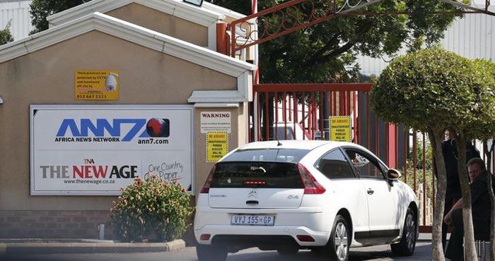 गुप्ता भाइयों की मीडिया कंपनी जैकब जुमा का खूब प्रचार करती. उनके पक्ष में माहौल बनाती. 