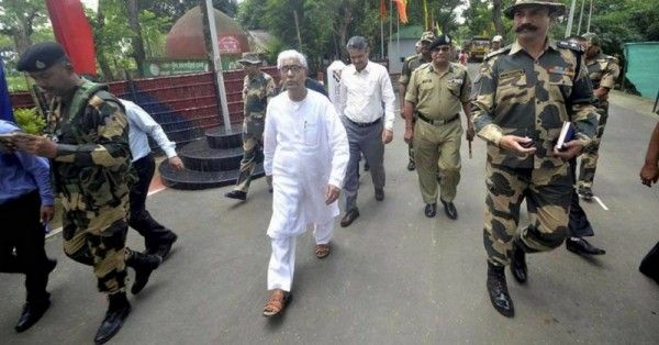 त्रिपुरा के चार बार के सीएम माणिक सरकार अपने सुरक्षा दस्ते के साथ. (फोटोःपीटीआई)