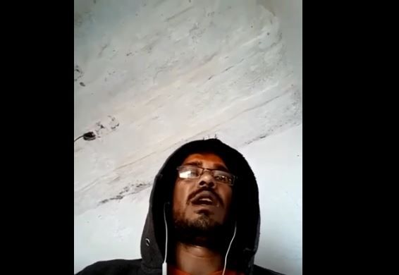 जेल में मोबाइल ही नहीं, इयरफोन भी मिल गया.