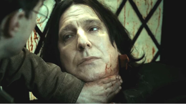 अंतिम घड़ियों में हैरी के साथ स्नेप.