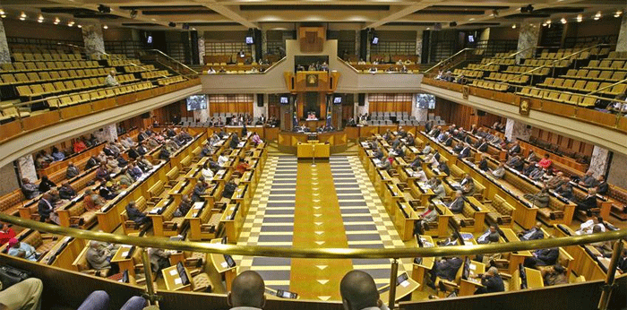 दक्षिण अफ्रीकी संसद ने आठ बार कोशिश की. जैकब जुमा को निकालने की. मगर वो हर बार बचकर निकल जाते. 