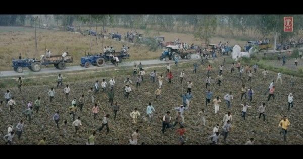 फिल्म 'रेड' का एक सीन.