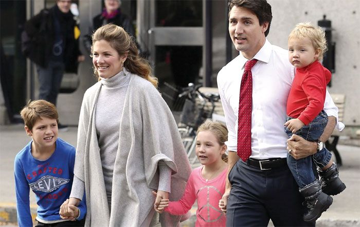 ट्रूडो के तीन बच्चे हैं. एक बेटी और दो बेटे. बहुत फैमिली टाइप इंसान हैं वो. परिवार के साथ कहीं जाते हैं, तो बच्चों की जिम्मेदारियां उठाते हैं. उन्हें गोद में लेते हैं. उनके ऊपर ध्यान देते हैं. ऐसा बहुत कम नेता ही करते दिखेंगे. 