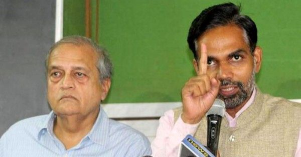 डॉ. अजित नवले (दाएं) और अशोक ढवले