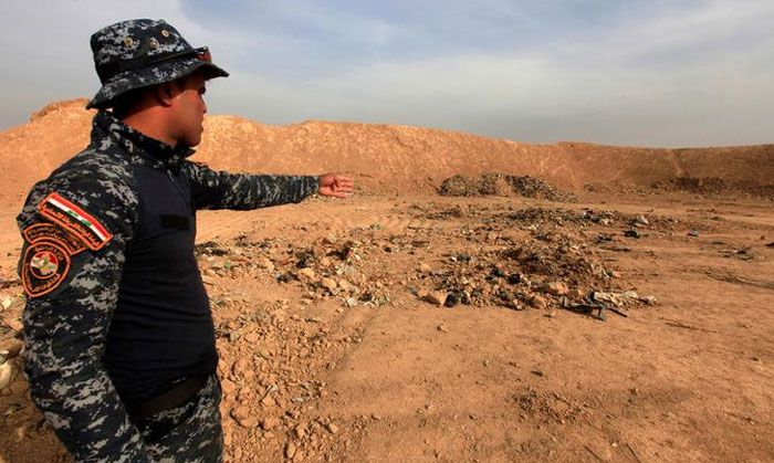 इराक से ISIS का सफाया हो चुका है. मोसुल और उसके आस-पास के इलाकों में कई सारी सामूहिक कब्रें मिलीं. इनमें मिली लाशों को नाम देने की, उनकी पहचान खोजने की कोशिशें अब भी जारी हैं. तस्वीर में एक इराकी सैनिक एक मास ग्रेव की तरफ इशारा कर रहा है. 