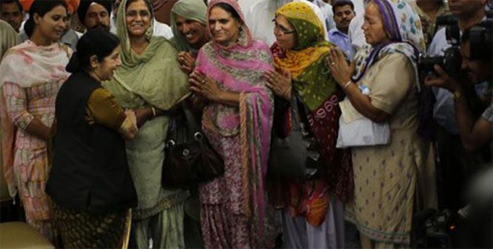 लापता भारतीयों के परिवारवालों के साथ विदेश मंत्री सुषमा स्वराज. सुषमा ने राज्यसभा में बोलते हुए कहा कि बिना पक्के सबूत के वो उन गुमशुदा भारतीयों को मृत नहीं मानना चाहती थीं. 