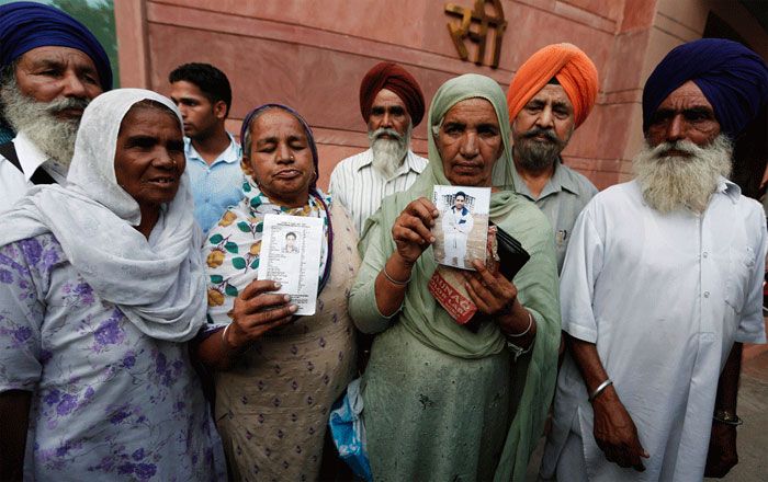 ये जून 2014 की तस्वीर है. लापता भारतीयों के परिवारवाले अपने-अपनों की फोटो थामे खड़े हैं. जब ISIS ने मोसुल पर कब्जा किया, तब ये 39 भारतीय वहां एक सरकार कंस्ट्रक्शन साइट पर काम कर रहे थे. साढ़े तीन साल तक चली तलाश के बाद अब ये पक्का हो गया है कि ये सभी मारे जा चुके हैं. 