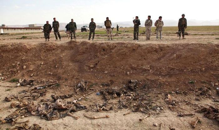 ये एक सामूहिक कब्र की तस्वीर है. इराक के मुताबिक, इसमें 25 लोगों की लाशें थीं. सारे के सारे अल्पसंख्यक यजीदी समुदाय से थे. कब्र के पास खड़े सैनिक कुर्दिश पेशमरगा के लड़ाके हैं. 