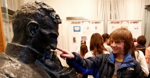 बेलग्रेड के निकोला टेस्ला संग्रहालय में निकोल टेस्ला की मूर्ति.