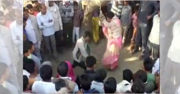महिला का पति उसे लगातार बेल्ट से पीटता रहा.