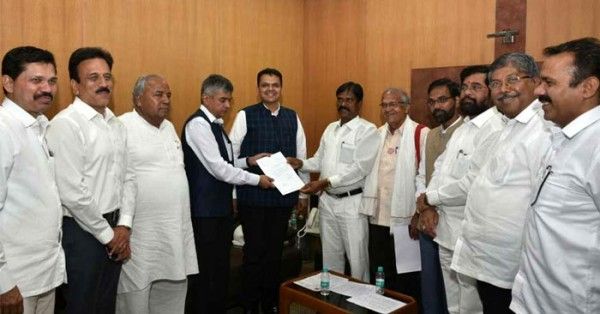 किसानों के बारे में AIKS को लिखित आश्वासन देते समय मुख्यमंत्री देवेंद्र फडणवीस