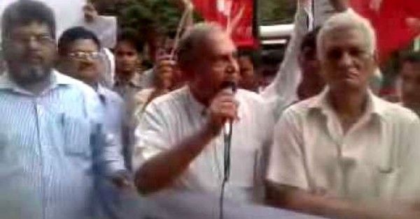 एक प्रदर्शन में बोलते धवले