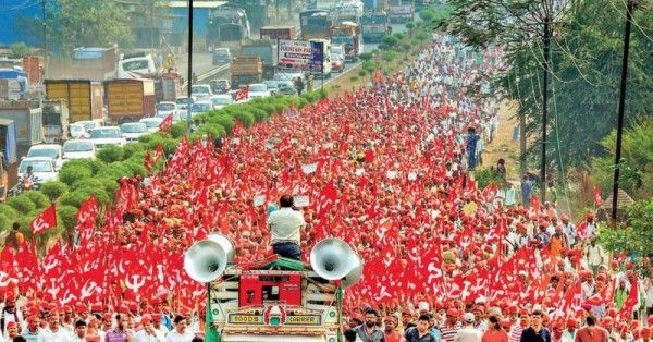 35000 किसान और आदिवासी मुंबई की सरहद पर हैं. 11 मार्च की शाम तक मुंबई पहुंच जाएंगे. (फोटोःपीटीआई)