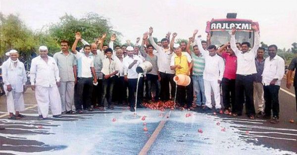 जून 2017 में महाराष्ट्र में दूध और सब्ज़ियों को सड़क पर फेंकते किसान