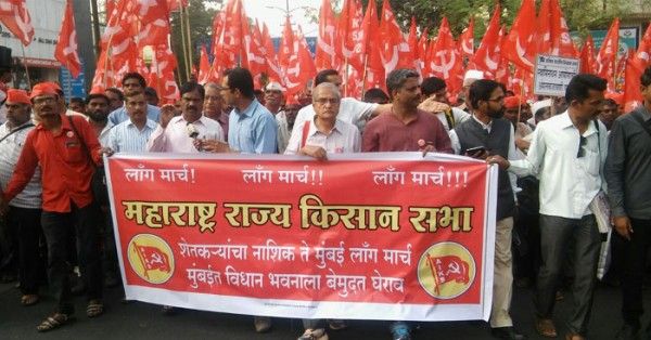 मार्च 2018 के प्रदर्शन में किसान सभा के झंडे के साथ अशोक ढवले