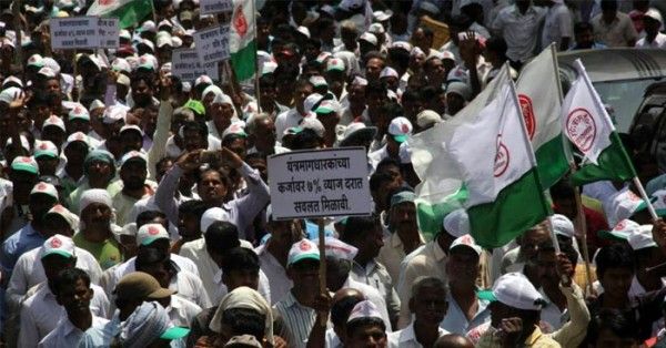 2017 में महाराष्ट्र में प्रदर्शन करते किसान