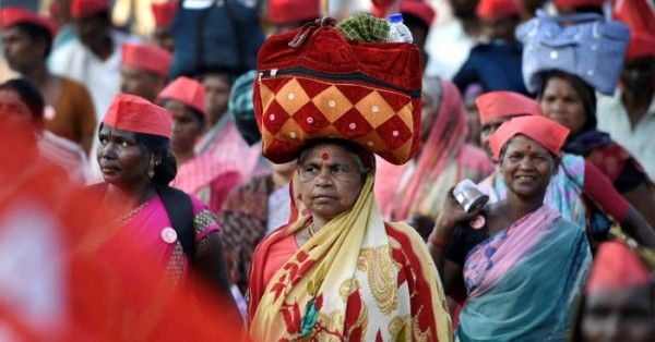 ऑल इंडिया किसान सभा के लॉन्ग मार्च में एक महिला