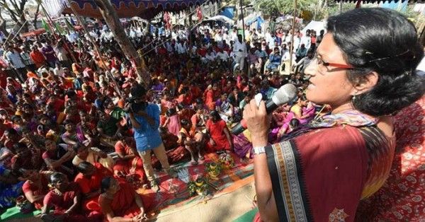 एक सभा संबोधित करतीं मरियम धवले