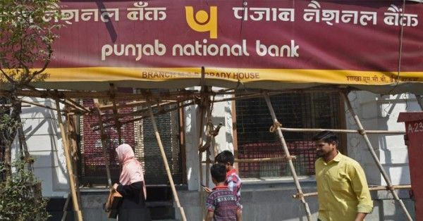 अकेले नीरव मोदी पंजाब नेशनल बैंक से 13,000 करोड़ रुपये से ज्यादा पैसे लेकर फरार हो गया है.
