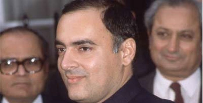 भागलपुर दंगे के समय राजीव गांधी प्रधानमंत्री थे. उन्हें दिल्ली से भागलपुर आना पड़ा. जो शिकायतें मिली थीं, उसके मुताबिक उन्होंने SSP के एस द्विवेदी को हटाने का आदेश दिया. मगर बीजेपी और विहिप ने इसका जमकर विरोध किया. इस वजह से राजीव गांधी को अपना फैसला वापस लेना पड़ा. 