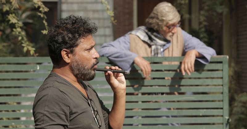 फिल्म 'पीकू' की शूटिंग के दौरान डायरेक्टर शूजीत सरकार. पीछे भाश्कर बैनर्जी के किरदार में खड़े हैं बच्चन.