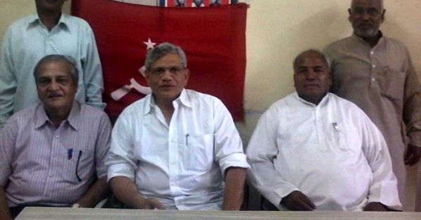 अशोक ढवले (बाएं) और सीताराम येचुरी (बीच में)