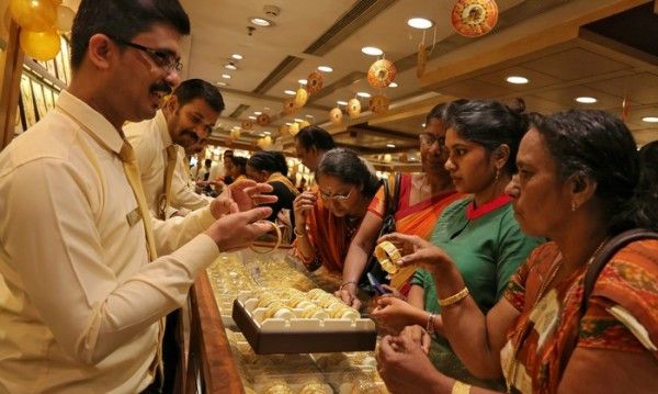 सोना? शो मी न! - कौन है जो सोने को Flaunt नहीं करता. जिस उंगली में सोना पहन ले उसी से इशारे नहीं करता? होंगे ऐसे लोग भी होंगे. 